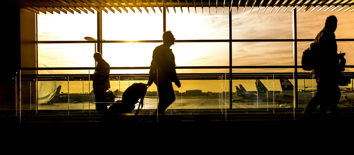 Viajeros en un aeropuerto.