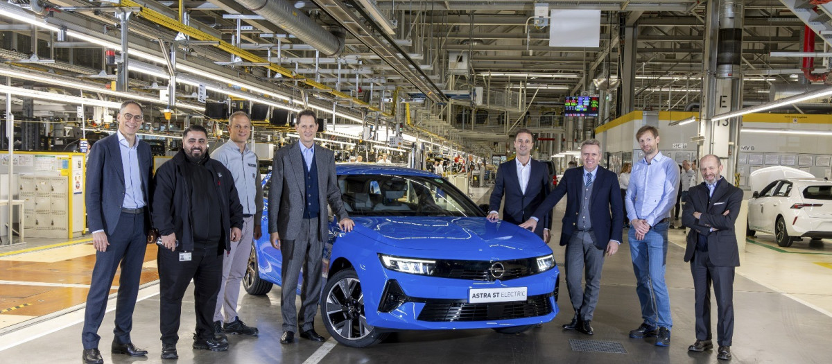 La dirección de Opel durante su visita a la planta de Stellantis en Zaragoza