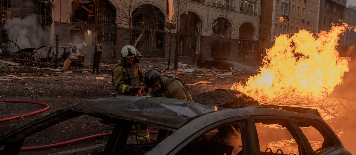 Los bomberos ucranianos intentan extinguir un incendio en el lugar del ataque con misiles rusos en Kiev el 20 de diciembre de 2024, en medio de la invasión rusa en Ucrania