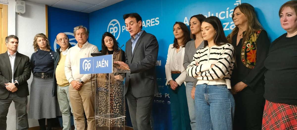 El alcalde de Jaén, Agustín González, junto al resto de los concejales del PP en el Ayuntamiento, tras el anunció de la moción de censura