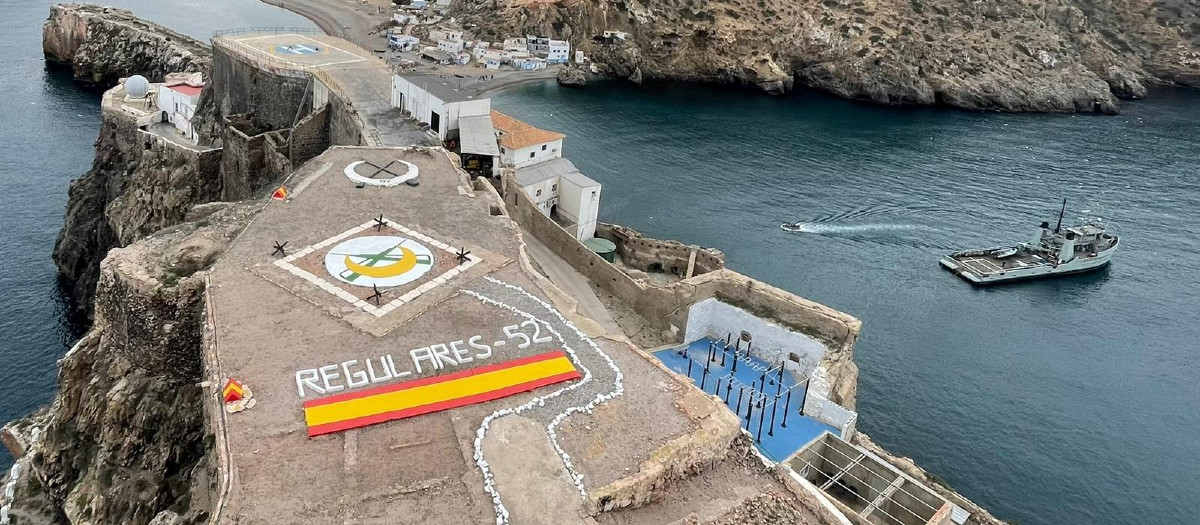 El buque auxiliar Caribe transporta apoyos al destacamento del Ejército de Tierra en el Peñón de Vélez de la Gomera