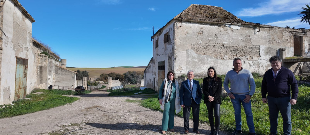 La delegada de Empleo, M. Dolores Gálvez, y el alcalde de Santaella, José del Río, durante la visita al cortijo