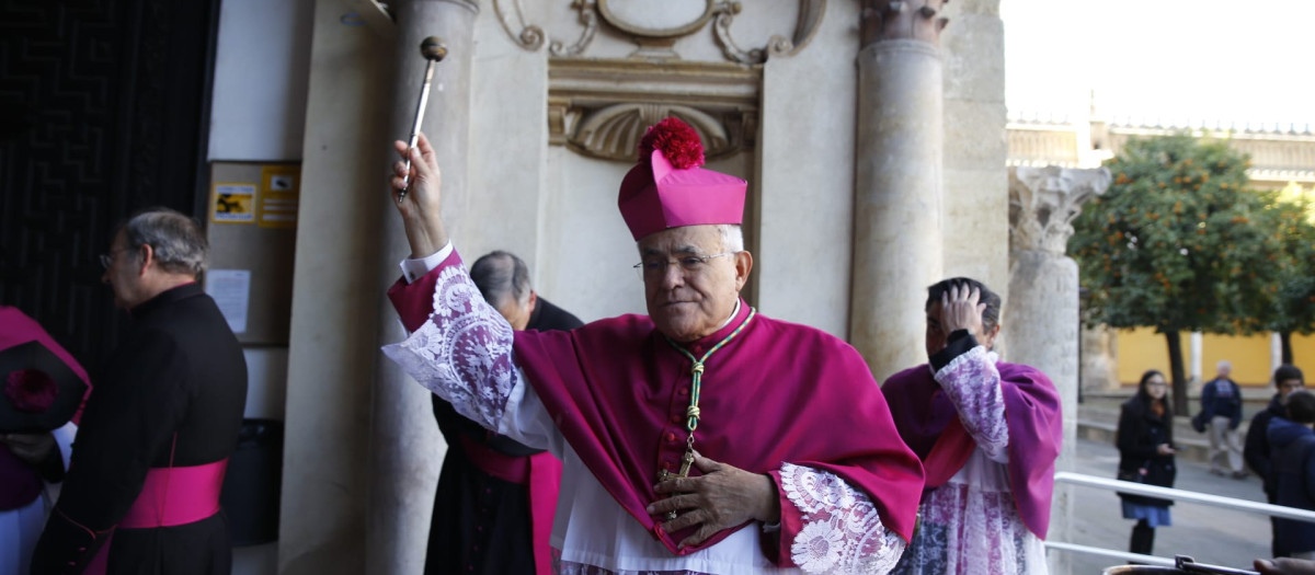 Monseñor Demetrio Fernández, a su llegada al Templo Mayor de Córdoba