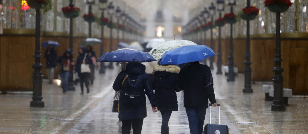 Gente con paraguas por las calles de Málaga este mes de diciembre