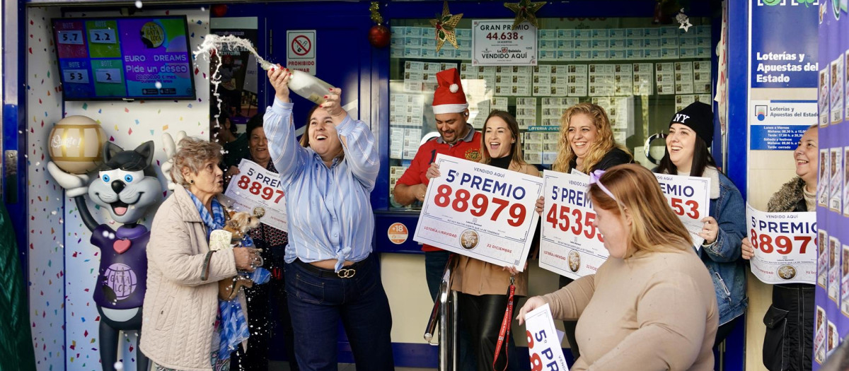 Imagen de archivo de celebraciones por un premio del sorteo extraordinario del año pasado