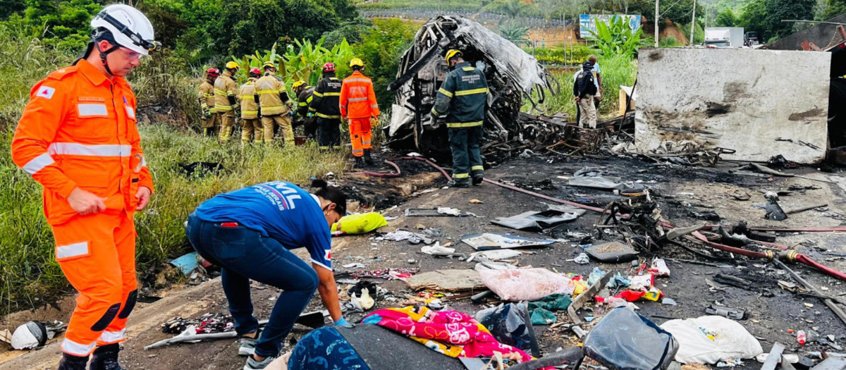 Zona donde ocurrió el accidente de un autobús cerca de la ciudad de Teófilo Otoni, en el Estado de Minas Gerais (Brasil)