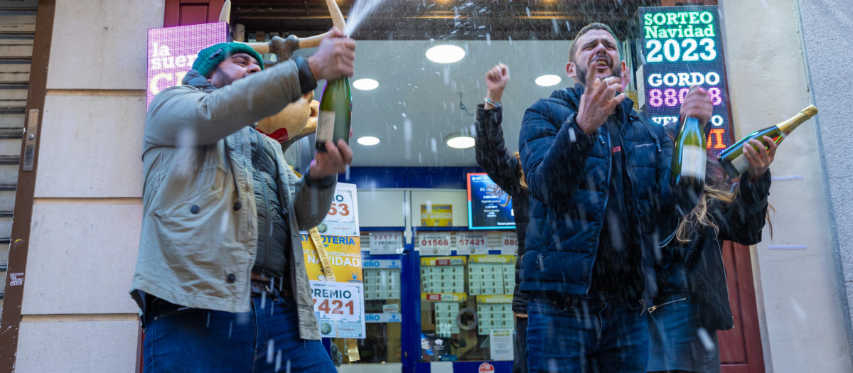 Celebración del tercer y cuarto premio de la Lotería de Navidad en la administración "La Caprichosa" de Toledo