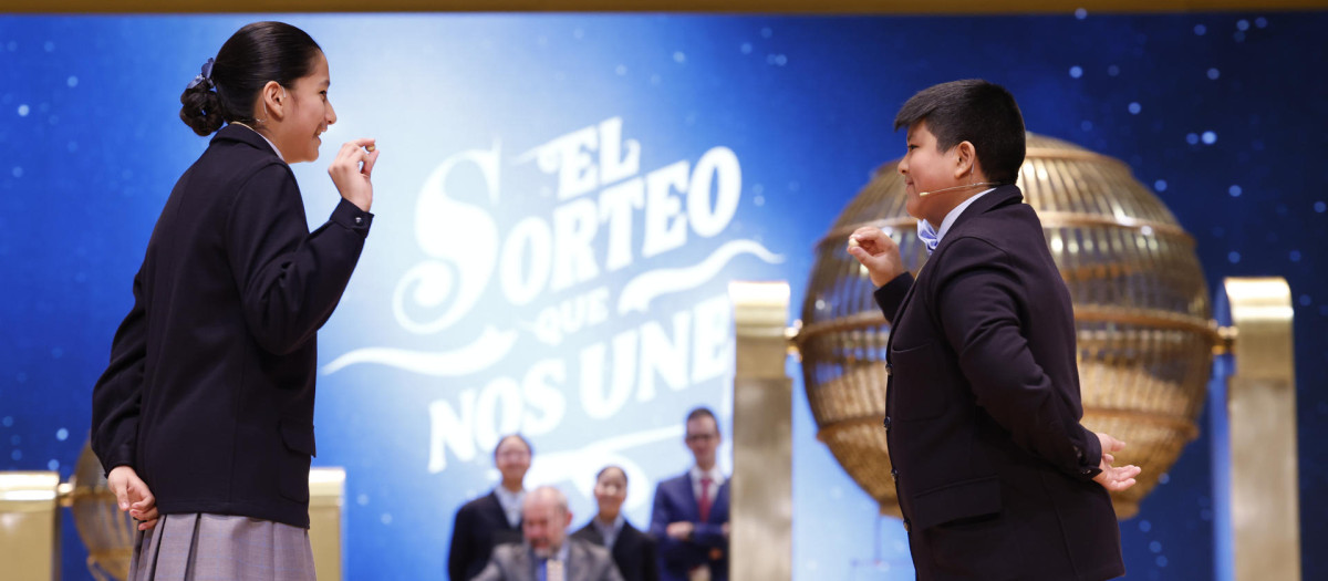 Los niños de la Residencia San Ildefonso de Madrid Piero Rai Chávez (d) y Alisce Ríos (i), muestran el número 72.480, el Gordo de Navidad