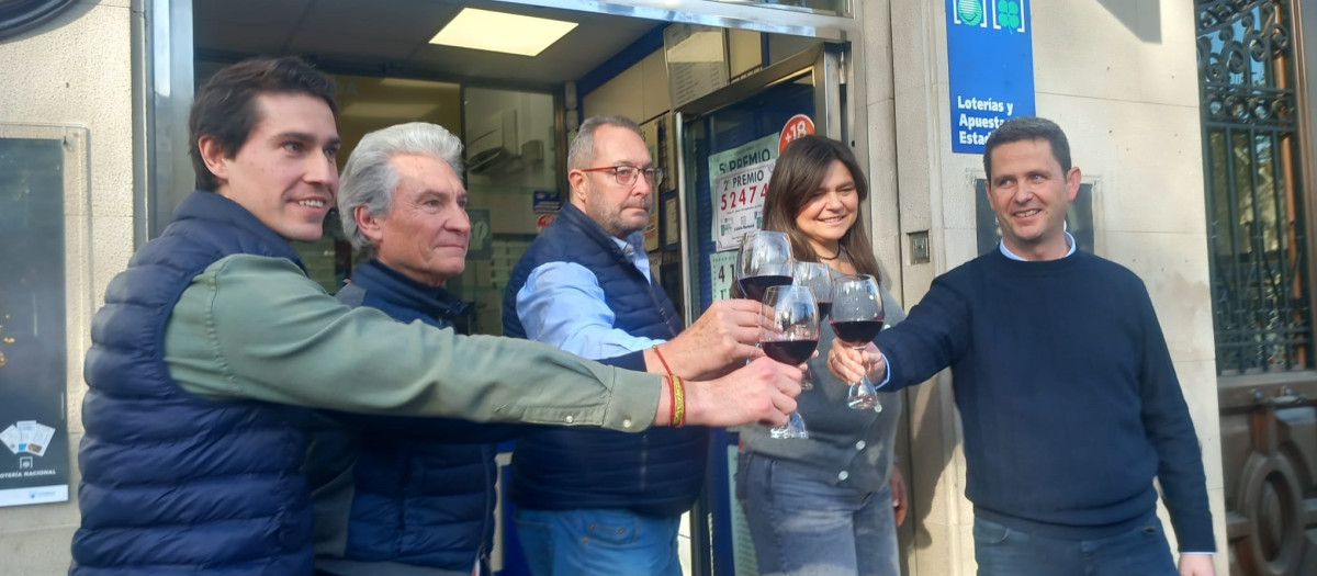 La administración Carmen de Muro del Carmen de Logroño brinda tras vender el primer premio de la Lotería de Navidad, el Gordo' de 2024