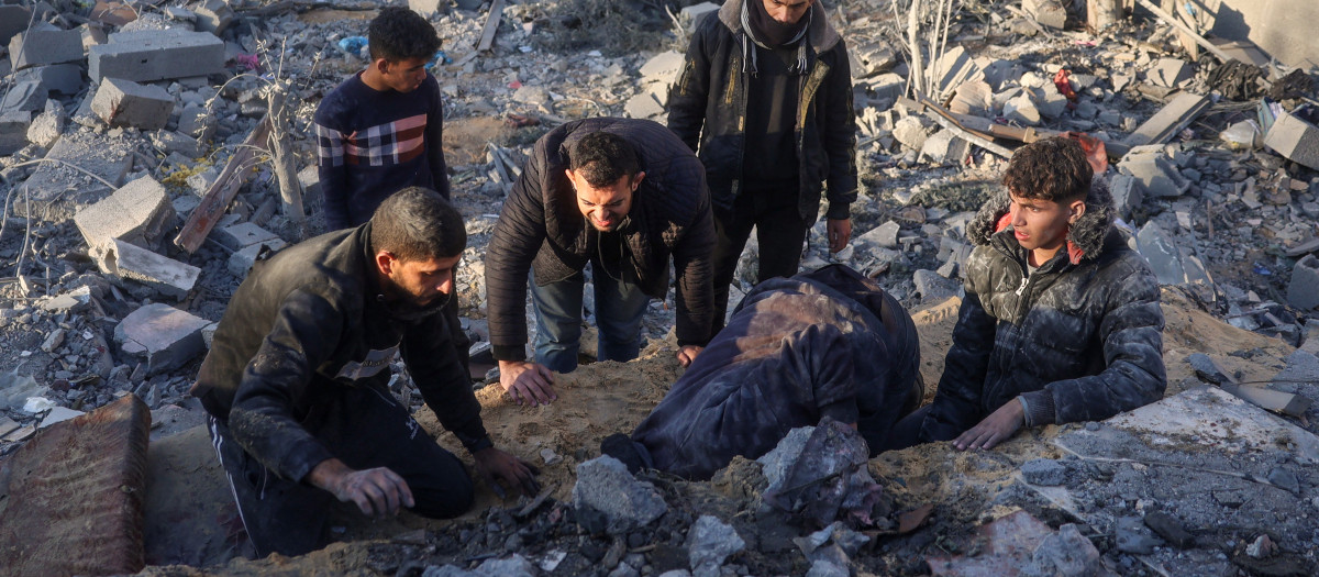 La gente busca supervivientes en el lugar de un ataque israelí contra la casa de la familia Abu Samra en Deir el-Balah, en el centro de la Franja de Gaza