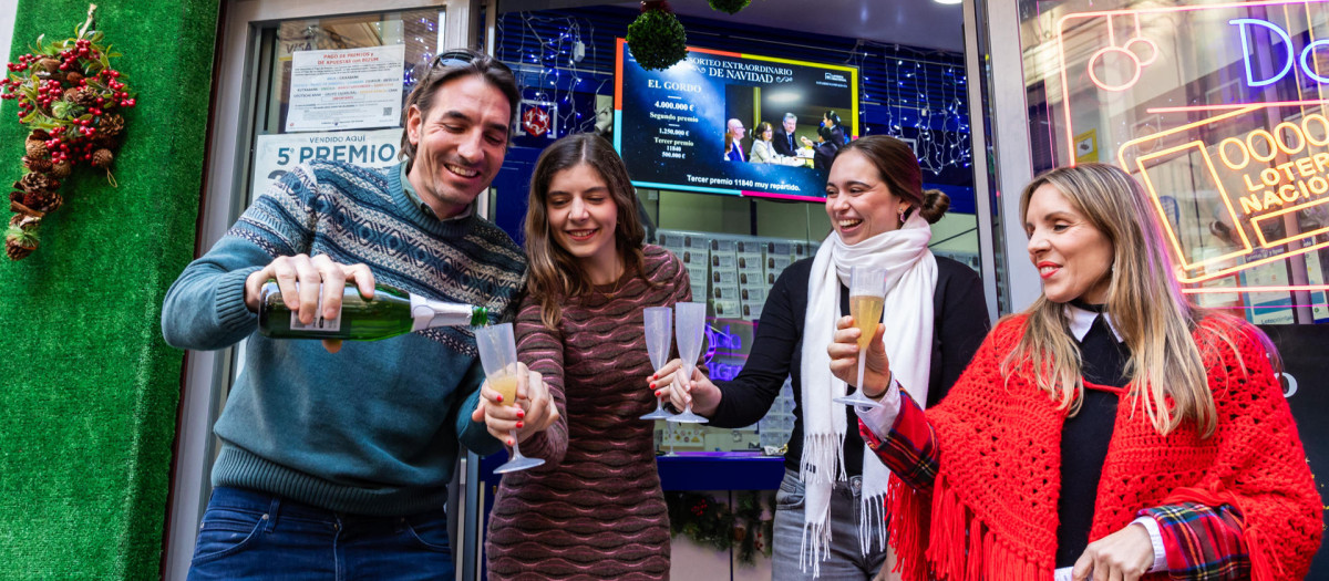 La administración Doña Lola de Toledo celebra la venta de un cuarto premio en la Lotería de Navidad. EFE/Ángeles Visdómine