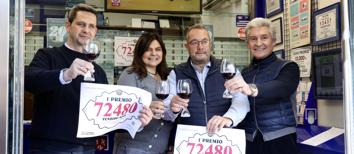 La administración número 6 de Logroño, conocida como Lotería María del Carmen, celebra que ha vendido íntegramente el premio de El Gordo de la Lotería de Navidad EFE/Raquel Manzanares