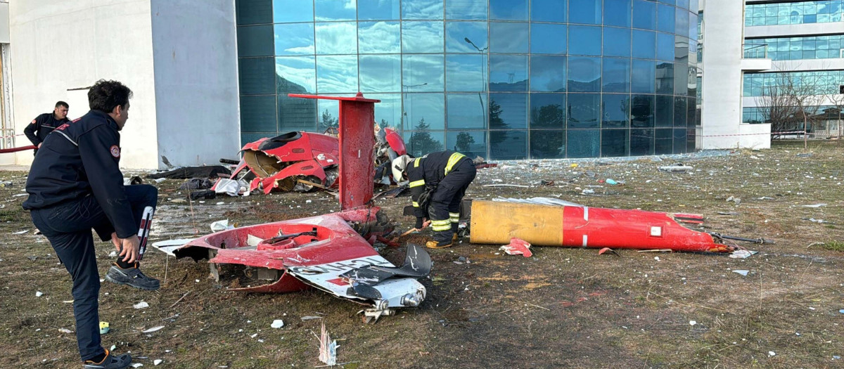 Rescatistas observando los restos de un helicóptero, en Mugla