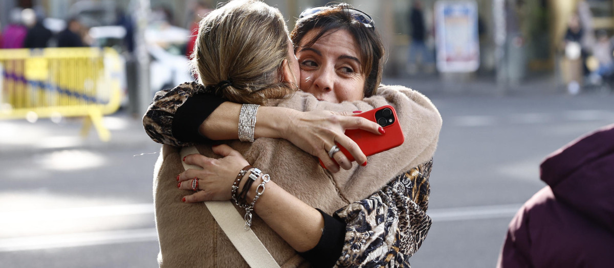 Victoria, lotera de un quiosco de la calle Gran Vía de Madrid, celebra este domingo tras vender el número 45.225, el quinto de los ocho quintos premios del sorteo de la lotería de Navidad