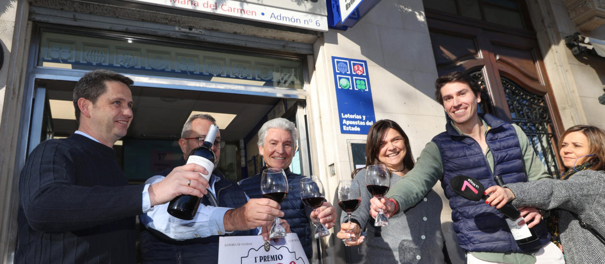 .- Celebración en la administración de lotería número 6 de la calle Muro del Carmen, 4 de Logroño que ha repartido íntegro el Gordo de la Lotería