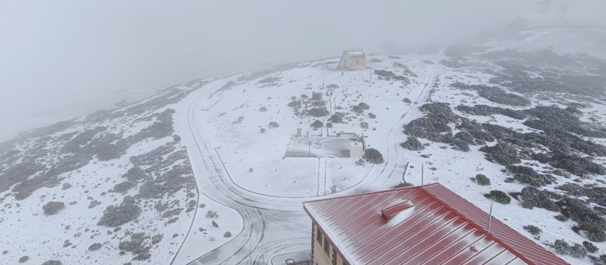 Imagen de las cumbres del Teide, que han amanecido con un manto blanco prenavideño