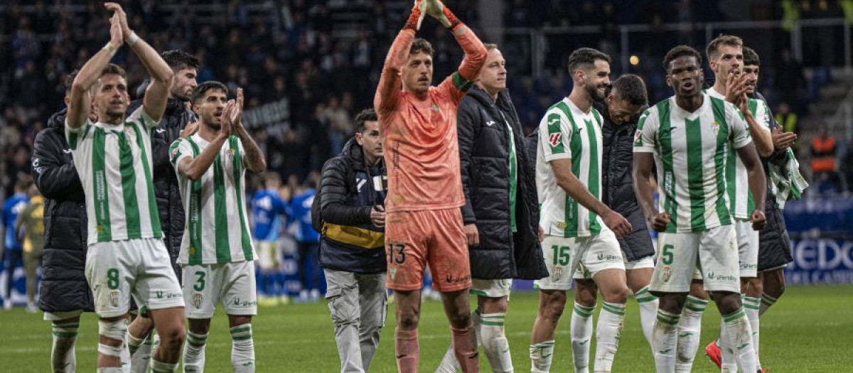 Los jugadores del público aplauden a la grada en el Tartiere