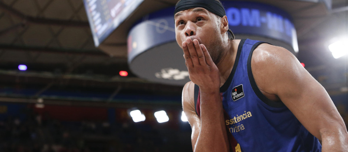 El alero estadounidense del FC Barcelona Justin Anderson celebra una acción contra el Morabanc Andorra