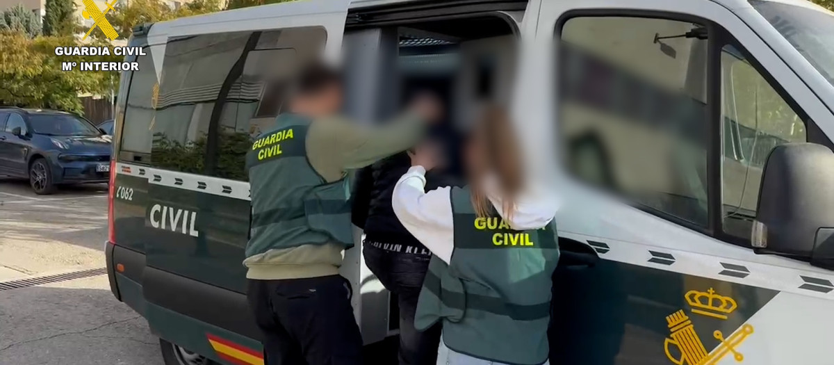 (Foto de ARCHIVO)
Agentes de la Guardia Civil introducen en una furgoneta a un detenido.

REMITIDA / HANDOUT por GUARDIA CIVIL
Fotografía remitida a medios de comunicación exclusivamente para ilustrar la noticia a la que hace referencia la imagen, y citando la procedencia de la imagen en la firma
21/12/2024