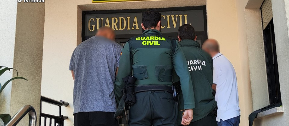 Los detenidos entran al cuartel de la Guardia Civil