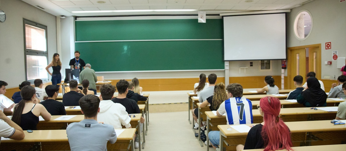 Alumnos en un aula al comienzo de un examen