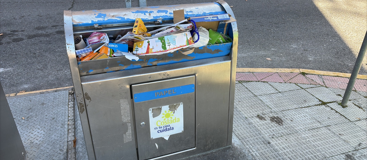 Cubos de basura a rebosar en Coslada