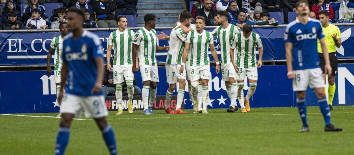 Celebración de un gol del Córdoba, con Isma Ruiz en el centro de la imagen y su rodilla vendada