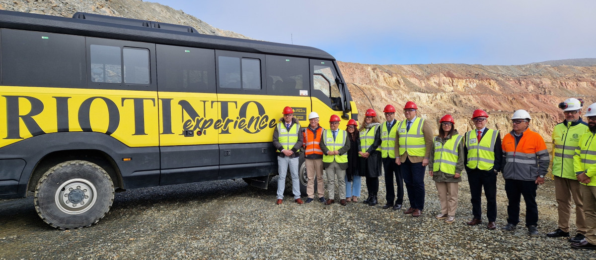 El consejero de Turismo de la Junta de Andalucía, Arturo Bernal, acompañado por otras autoridades, en la primera visita a la mina en activo con el producto turistico Riotinto Experience