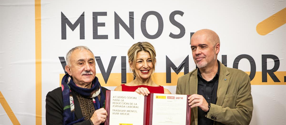 La vicepresidenta Yolanda Díaz y los secretarios generales de UGT, Pepe Álvarez, y de CCOO, Unai Sordo, tras la firma del acuerdo de reducción de la jornada laboral