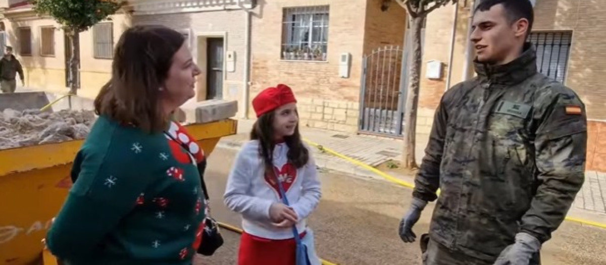 Sofía, la niña de Aldaya que reparte polvorones entre los soldados desplegados por la dana