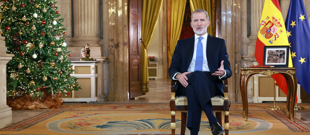 Don Felipe dirige su Mensaje de Navidad desde el Salón de Columnas del Palacio Real