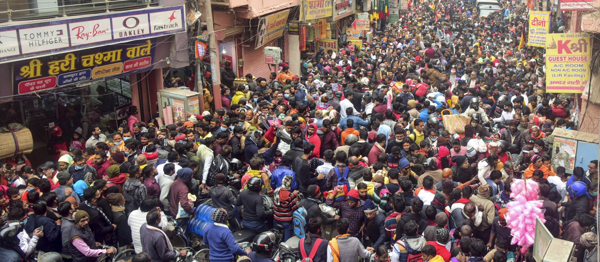 Una multitud de devotos se reúne en el templo de Kashi Vishwanath, en India