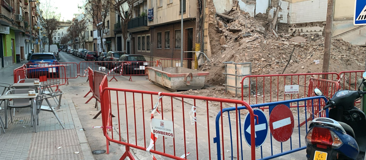 Edificio derribado del que se está procediendo a su desescombro