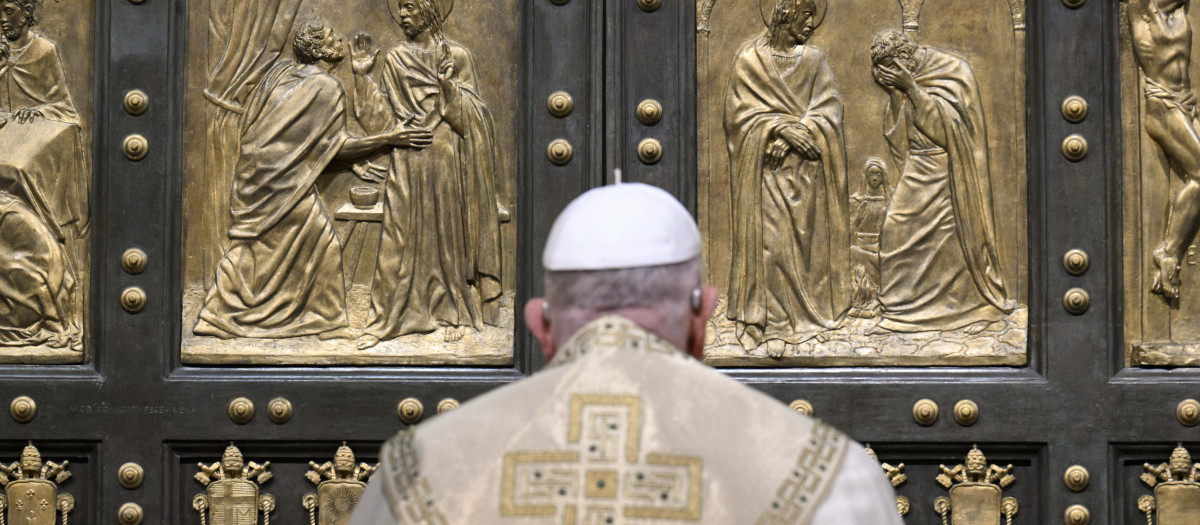 El Papa Francisco inaugura el Jubileo durante la misa de Nochebuena