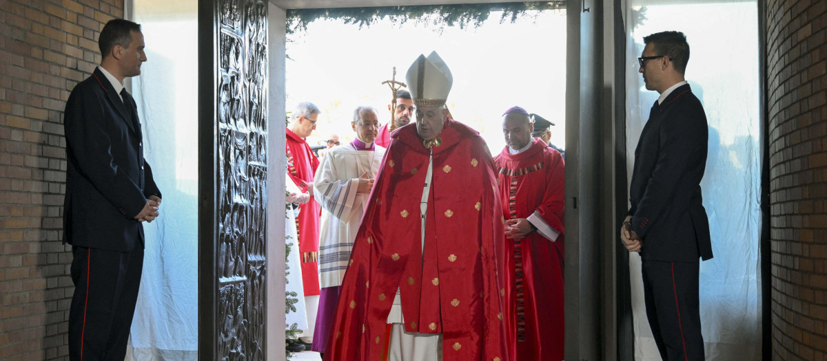 Esta foto tomada y distribuida el 26 de diciembre de 2024 por The Vatican Media muestra al Papa Francisco abriendo una Puerta Santa en la Penitenciaría de Rebibbia el día de San Esteban en Roma como parte del Año Jubilar Católico. (Photo by Handout / VATICAN MEDIA / AFP) / RESTRINGIDO A USO EDITORIAL - CRÉDITO OBLIGATORIO «AFP PHOTO / VATICAN MEDIA» - NO MARKETING - NO CAMPAÑAS PUBLICITARIAS - DISTRIBUIDO COMO SERVICIO A CLIENTES