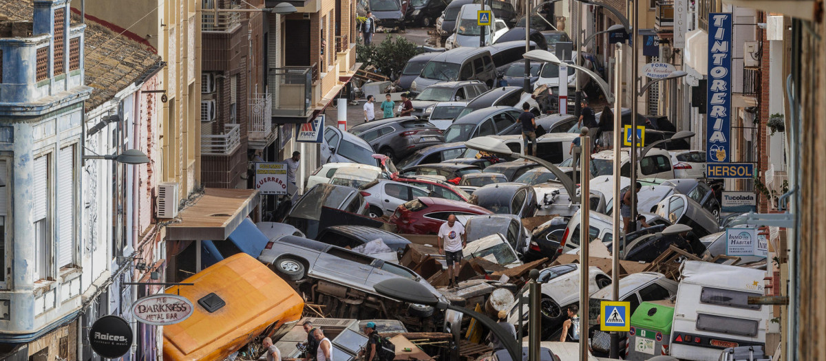 La peor parte se la llevó la provincia de Valencia, donde fallecieron 219 personas al desbordarse ríos y barrancos e inundar decenas de localidades situadas en las inmediaciones de la capital valenciana