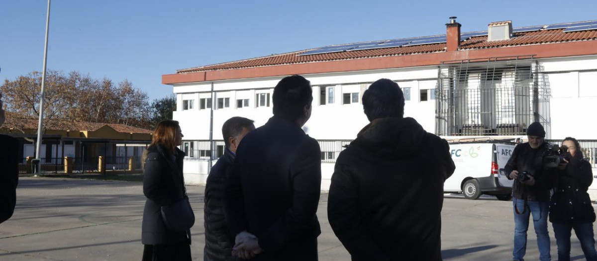 El alcalde y el delegado de Infraestructuras visitan el colegio reformado