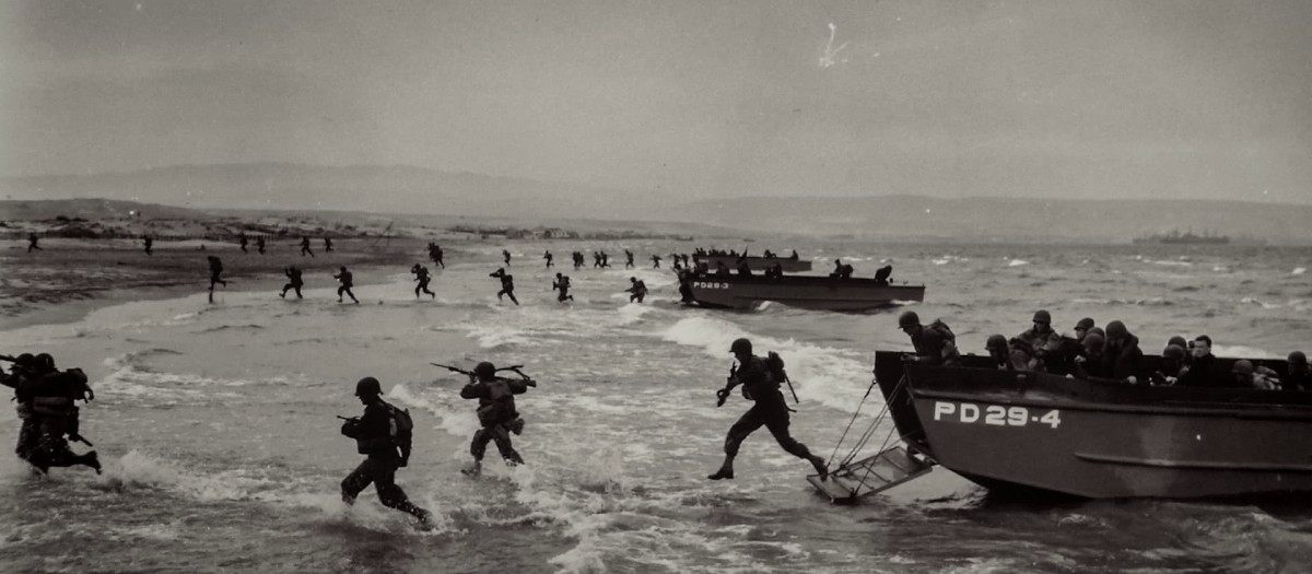 El desembarco de Normandía fue la acción bélica y el acontecimiento definitivo de la II Guerra Mundial que inclinó la balanza del lado de los aliados en contra de Hitler. Fue el principio del fin de la pesadilla nazi y el pilar clavado sobre las playas normandas en el que se sostienen los Estados europeos, Europa como concepto, hoy amenazados por otros males también totalitarios, como la inmigración descontrolada o el fundamentalismo “woke”