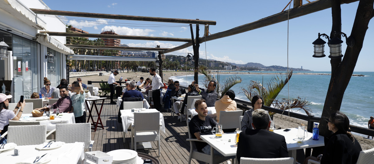 Malagueños y visitantes disfrutan de las playas y chiringuitos de Málaga