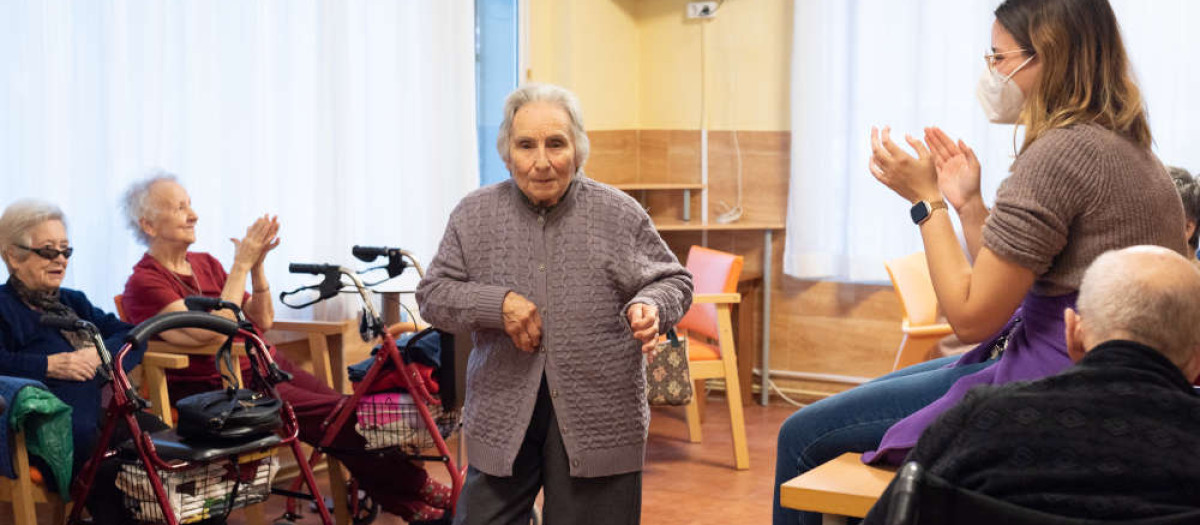 Una mujer, en una residencia de mayores