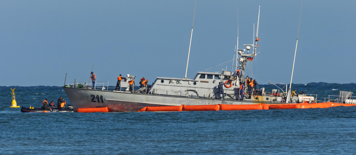 Los trabajos de rescate de la patrullera de la Marina Real de Marruecos encallada en aguas de Melilla continúan este viernes más de 24 horas después del accidente marítimo con el despliegue de varias embarcaciones y numerosos operarios en la zona, donde han instalado una barrera anticontaminación