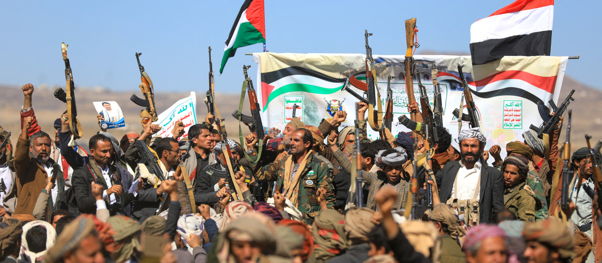 Hombres armados de tribus yemeníes participan en una manifestación de denuncia de los ataques israelíes y en solidaridad con Palestina, en los suburbios de la capital, Saná