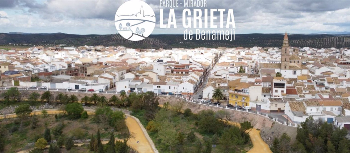 Pagina de inicio de la web dedicada a la grieta de Benamejí

   BENAMEJÍ (CÓRDOBA), 28 (EUROPA PRESS) 

   El Ayuntamiento de Benamejí (Córdoba) ha lanzado una página web dedicada a La Grieta de Benamejí, un emblemático paraje natural situado en el centro geográfico de Andalucía, al que esta nueva plataforma digital busca destacar por su importancia histórica, geológica y paisajística, teniendo en cuenta que dicho enclave ya se ha convertido en un atractivo turístico y pulmón verde para la localidad.

   En concreto, según ha informado ya el Ayuntamiento benamejicense y recoge la propia web (https://lagrietadebenameji.com/), consultada por Europa Press, lo que se ofrece en la misma es una completa visión de La Grieta, desde su evolución histórica, con sus orígenes en el siglo XVIII, pasando por los trabajos de estabilización definitivos llevados a cabo a finales del siglo XX, hasta su valor actual, como zona verde, espacio recreativo y recurso turístico.

   El sitio web incluye información sobre los senderos, zonas de picnic, y miradores, además de resaltar la rica flora y fauna que habitan el enclave, y su encuadre geológico, como parte del conjunto montañoso de las Cordilleras Béticas, más concretamente en la Zona Subbética. Una zona que caracterizada por formaciones mesozoicas y cenozoicas con amplia representación de materiales triásicos.

   La Grieta de Benamejí "ha sido testigo de siglos de desafíos, desde el primer deslizamiento documentado en 1739, hasta los grandes movimientos de tierra de 1963 y 1989, que forzaron la reubicación de decenas de familias". Los trabajos para estabilizar la ladera han sido numerosos, incluyendo "una intervención clave en 1998 que costó 1.000 millones de pesetas". En la actualidad la zona está estable, si bien las actuaciones de mantenimiento continúan siendo esenciales.

   Actualmente, La Grieta es un espacio transformado, pues, a escasos metros del casco urbano, este paraje ofrece "un contraste único