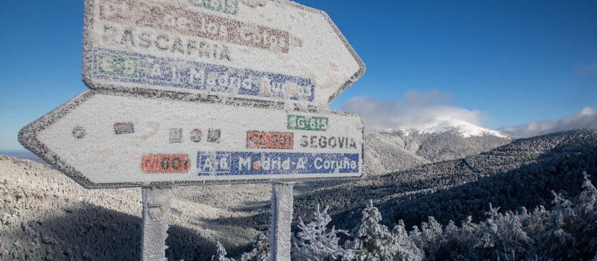 Dos carteles congelados en el Puerto de Navacerrada