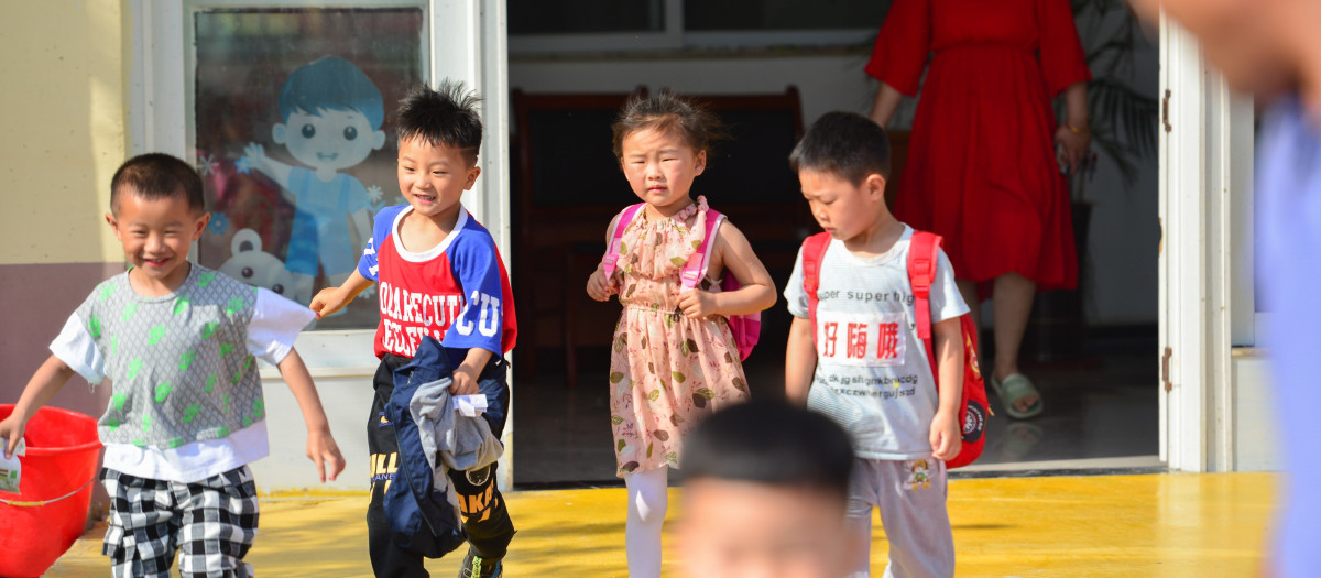 Niños a la salida de una guardería en Fuyang, China