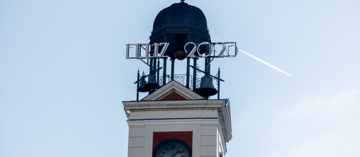 El cartel luminoso en el que se lee 'Feliz 2025' en el reloj de Sol