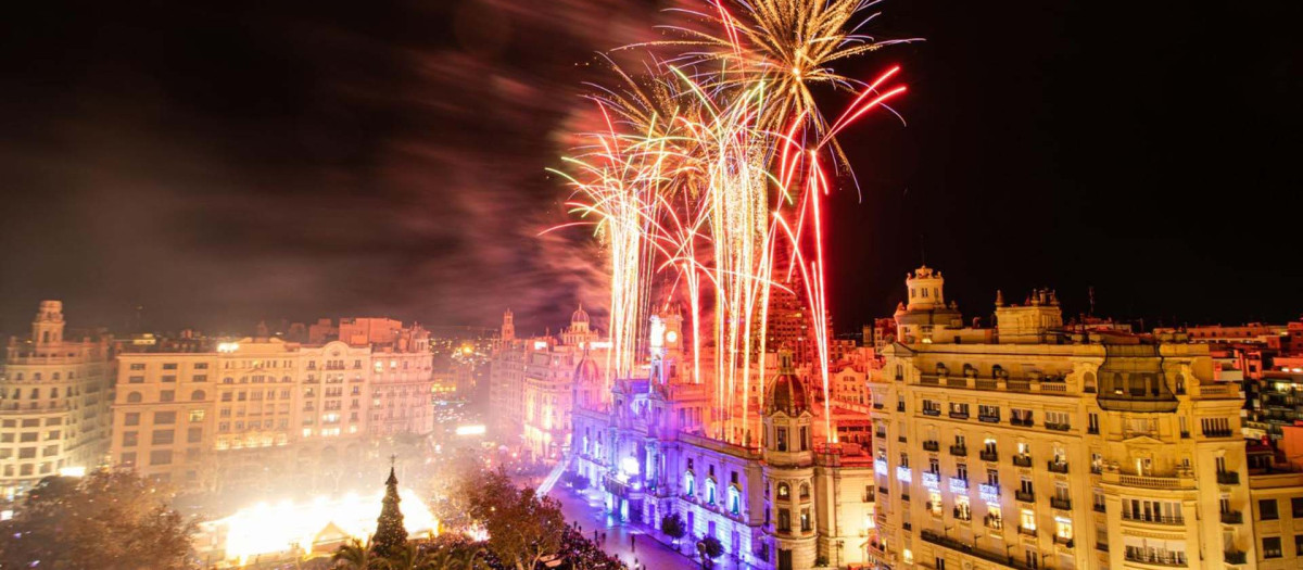 Campanadas de Nochevieja en la plaza del Ayuntamiento de Valencia, en 2023