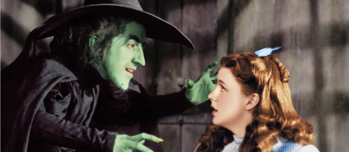 Margaret Hamilton y Judy Garland, en un fotograma de El mago de Oz