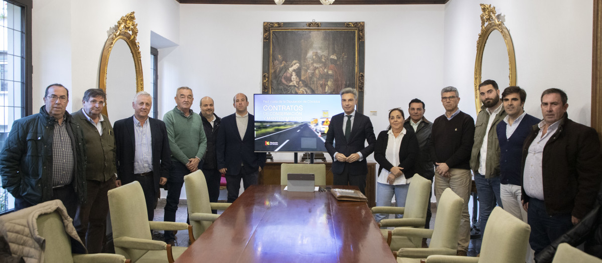 Andrés Lorite junto a los responsables de las empresas adjudicatarias