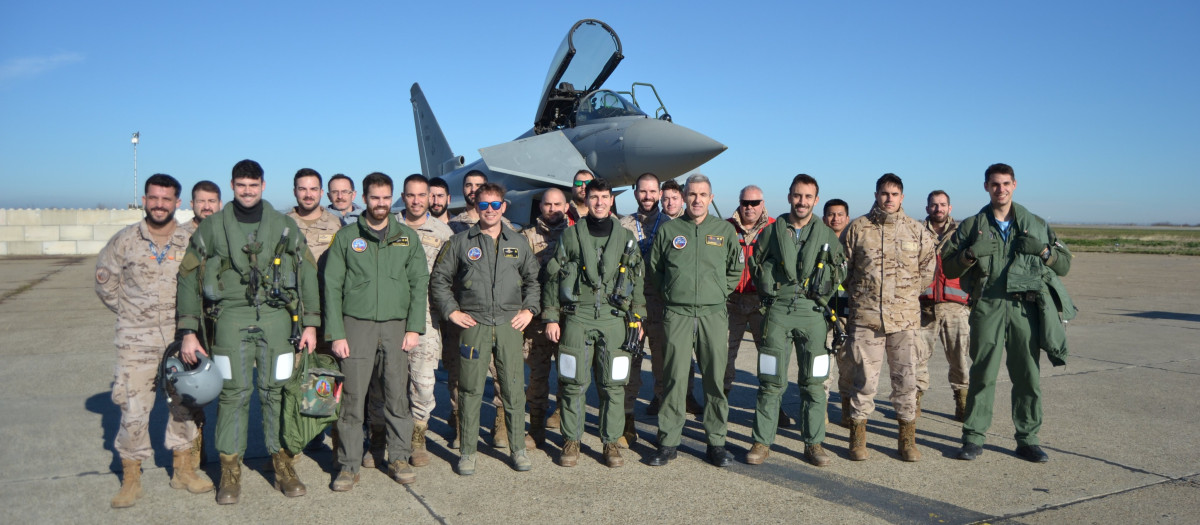 Imagen de familia del destacamento Paznic del Ejército del Aire y el Espacio en Rumanía junto a un Eurofighter